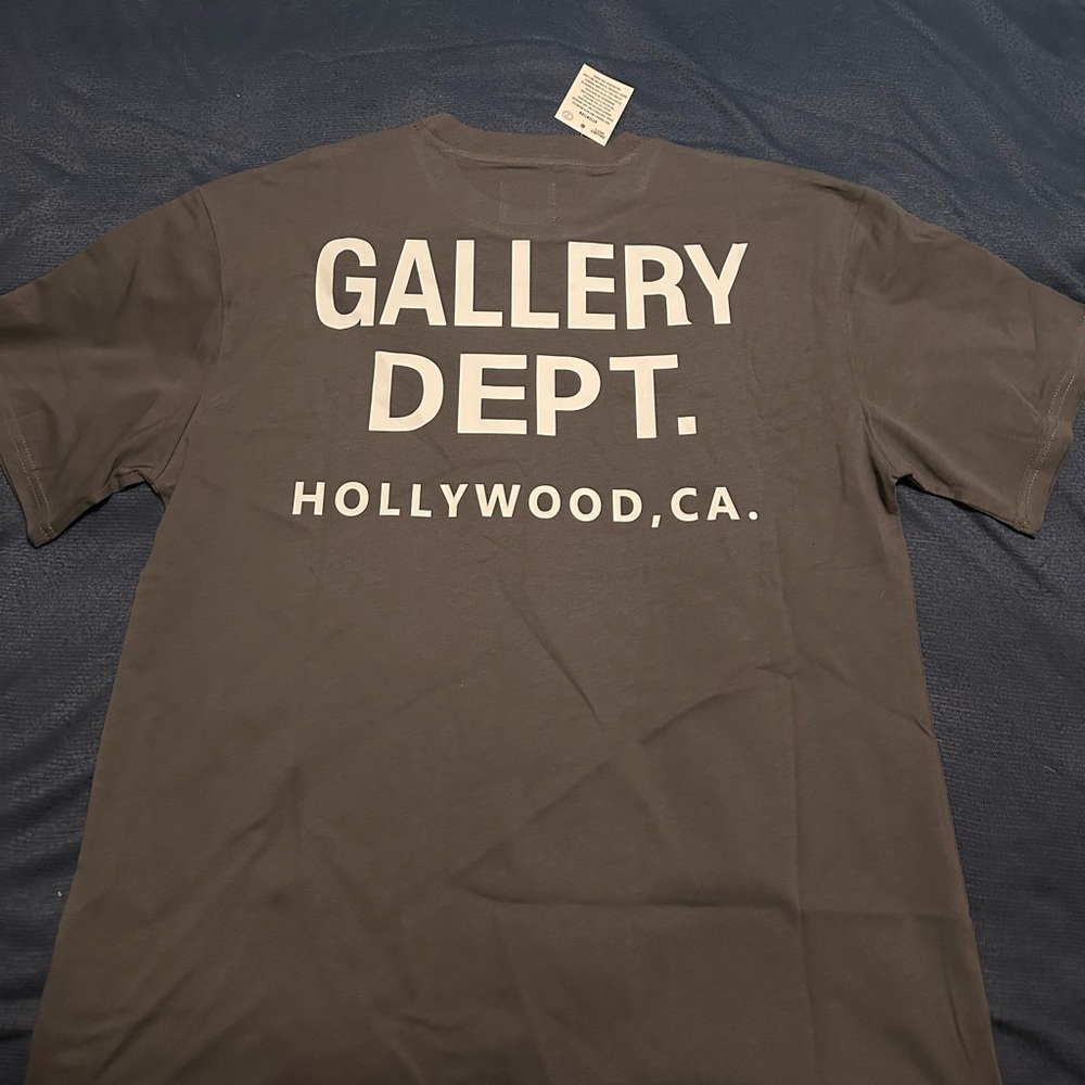 Gallery dept size Large gray shirt